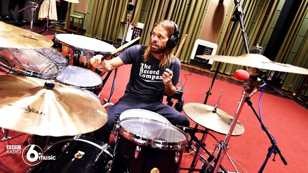 Diario HOY | Fallece baterista de Foo Fighters, niña paraguaya pudo conocerlo esta semana