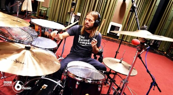 Fallece baterista de Foo Fighters, niña paraguaya pudo conocerlo esta semana