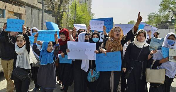 La Nación / Afganistán: “Abran las escuelas”, claman mujeres a los talibanes