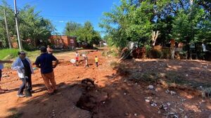 Vecinos reclaman que se reponga tierra en calle destrozada » San Lorenzo PY