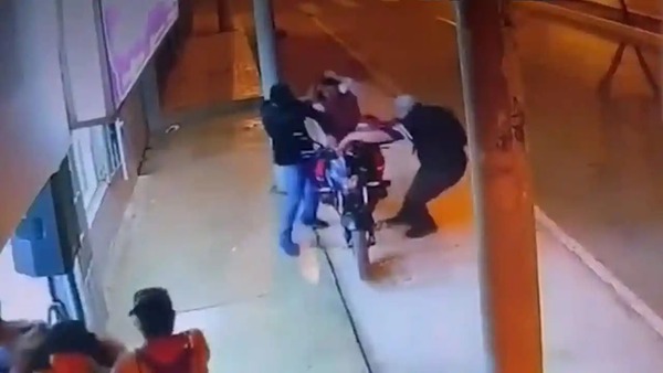 Diario HOY | VIDEO| Asaltante mata por error su cómplice durante robo en Perú