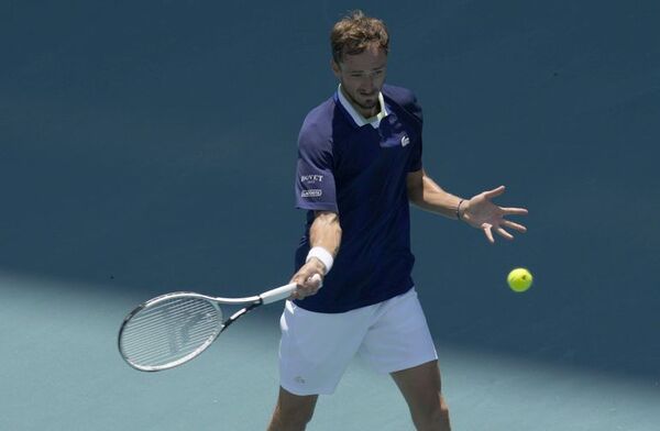 Medvedev arranca la reconquista del número uno con triunfo ante Murray en Miami - Tenis - ABC Color