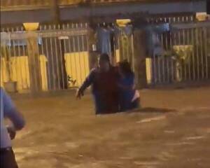 Crónica / [Video] ¡Apareció otro héroe!: salvó a una madre con su hija del raudal