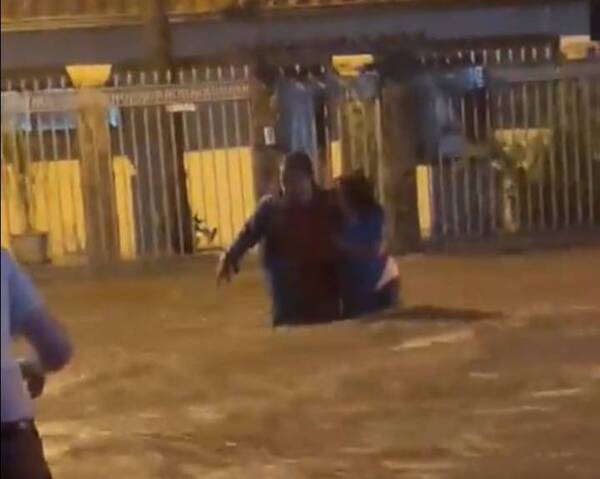 Crónica / [Video] ¡Apareció otro héroe!: salvó a una madre con su hija del raudal