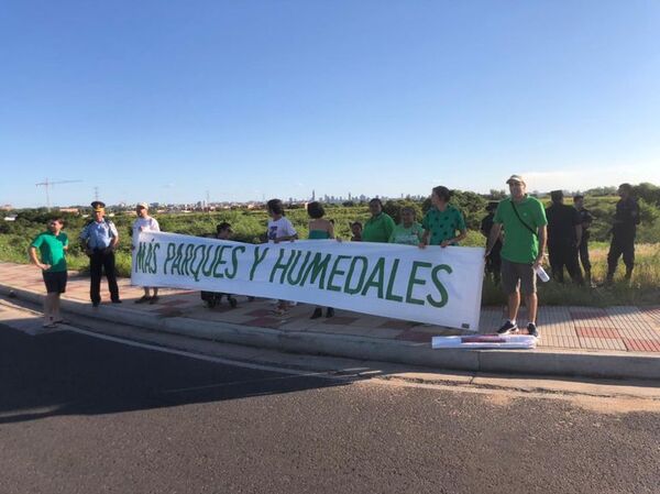 Ciudadanos se manifestaron en la Costanera en contra de construcción de estación de servicio - Nacionales - ABC Color