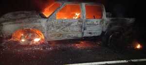 Incendio redujo a cenizas un vehiculo sobre la Ruta PY08