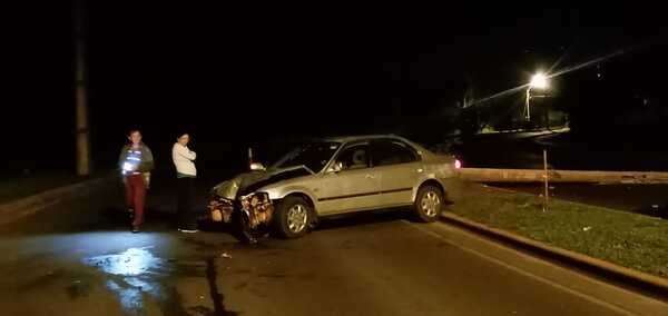 Conductor quedó dormido y derribó una columna de la avenida Bertoni