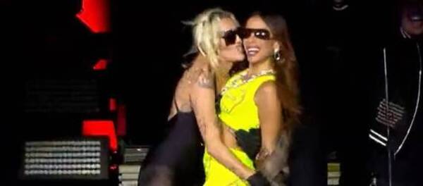 Crónica / [VIDEO] Mirá el franeleo a full entre Miley y Anitta