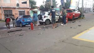 Triple choque en pleno microcentro de Coronel Oviedo - Nacionales - ABC Color