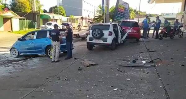 Crónica / Autos quedaron chalái en triple choque