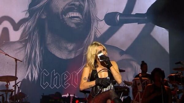 Miley Cyrus recordó incidente aéreo en Paraguay en homenaje al baterista de Foo Fighters (VIDEO)