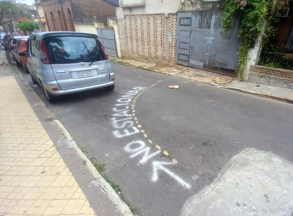 Pintan calle para prohibir estacionar y la PMT es cómplice      - Nacionales - ABC Color