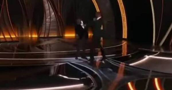La Nación / Will Smith golpea a Chris Rock en momento viral de los Óscar