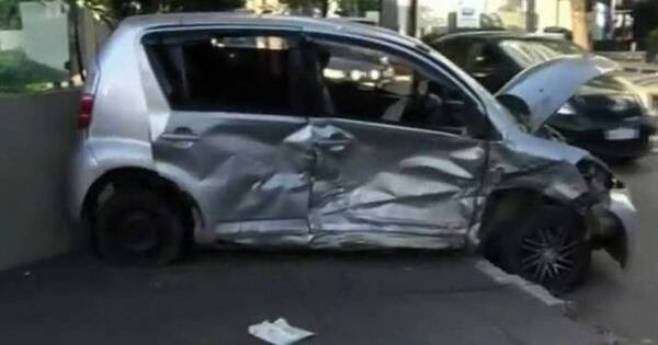La Nación / Chocan a un auto de plataforma