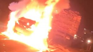 Conductor fallece calcinado tras chocar con un camión en Guayaibi