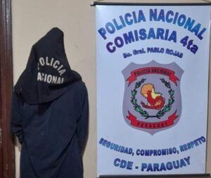Detienen a hombre con órdenes de captura y arresto domiciliario