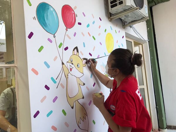 Artistas dejando amor a través de la pintura en el Hospital Regional de Encarnación