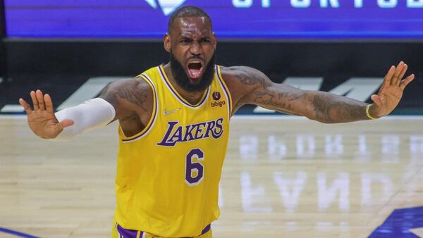 Los Lakers naufragan en New Orleans