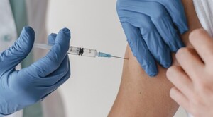 Diario HOY | COVID-19: cuarta dosis de vacuna reduce la mortalidad en un 78%