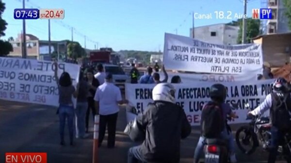 Frentistas cierran Tres Bocas en reclamo de indemnizaciones impagas | Noticias Paraguay