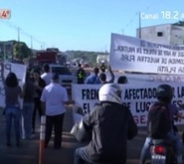 Frentistas cierran Tres Bocas y exigen pago de indemnizaciones - Paraguay.com
