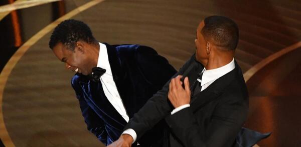 Will Smith le dio un golpe a Chris Rock por burlarse de la alopecia de su esposa y luego gana un Oscar | OnLivePy