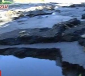 Raudales se llevaron el asfalto de una calle de Barrio Jara - Paraguay.com