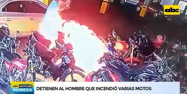 Detienen a hombre captado quemando la moto de su expareja