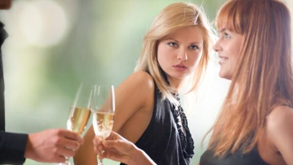 Agredió a amiga de su novio porque le saludó en una fiesta