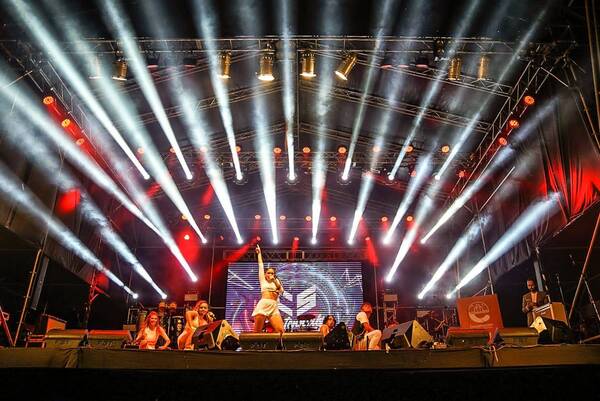 Encarnación vibró con más de 10.000 personas en el concierto por los 407 años
