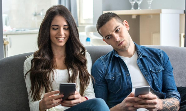 Revisar el celular de tu pareja es violencia, según el programa Ñangareko - OviedoPress