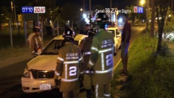 Conductora quedó dormida al volante y chocó contra un árbol | Noticias Paraguay
