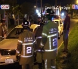 Conductora quedó dormida al volante y chocó contra un árbol - Paraguay.com