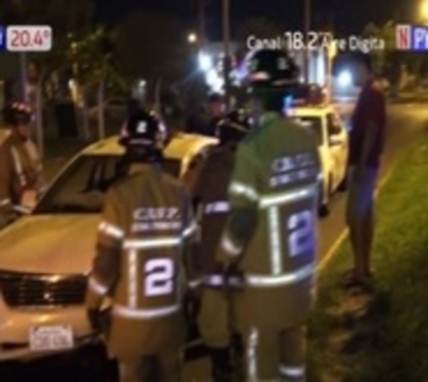 Conductora quedó dormida al volante y chocó contra un árbol - Paraguay.com