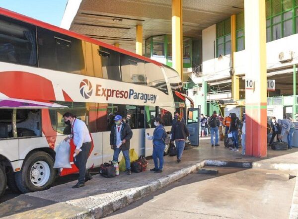 Tras suba de combustibles en emblemas privados, Dinatrán no descarta suba del pasaje para el interior del país