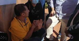 La Nación / Hernandarias: exfuncionario municipal se encadenó para ser indemnizado