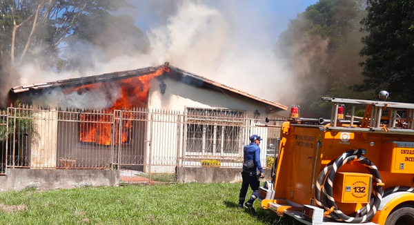 Vivienda se incendia en Coronel Oviedo - Noticiero Paraguay