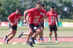 La Albirroja parte esta tarde rumbo a Lima para medir a Perú | OnLivePy