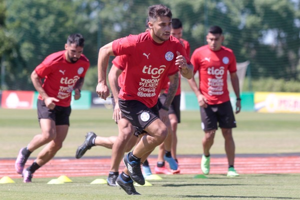 La Albirroja parte esta tarde rumbo a Lima para medir a Perú | OnLivePy