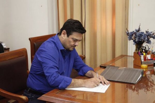 Senador Salyn Buzarquis se postula para miembro del TSJE