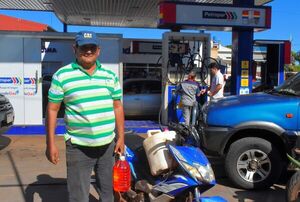 Hasta con bidones cargan combustible en Petropar de Villarrica - Nacionales - ABC Color