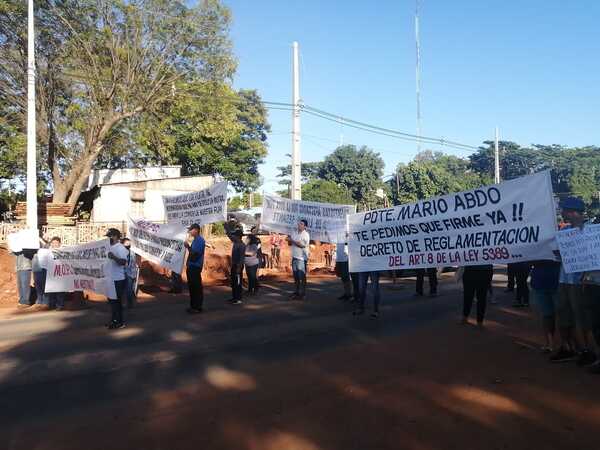 Frentistas de Tres Bocas volvieron a cerrar avenida en reclamo a indemnización - ADN Digital
