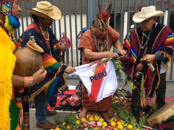Con conjuros y espadas, chamanes peruanos buscan anular eficacia de la Albirroja
