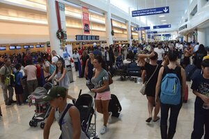 Caos y confusión en el aeropuerto de Cancún tras supuestas detonaciones - El Independiente