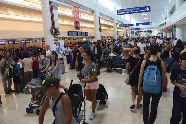 Caos y confusión en el aeropuerto de Cancún tras supuestas detonaciones - El Independiente