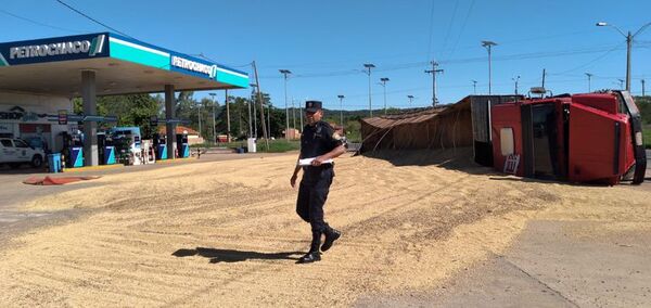 Camión que transportaba 33.000 kilos de soja vuelca en Carapeguá - Nacionales - ABC Color