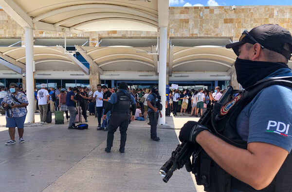 Caos y confusión en aeropuerto de Cancún tras falsa alarma de detonaciones - MarketData