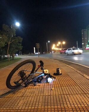 Ciclista cae en pozo en plena costanera de Encarnación - Nacionales - ABC Color