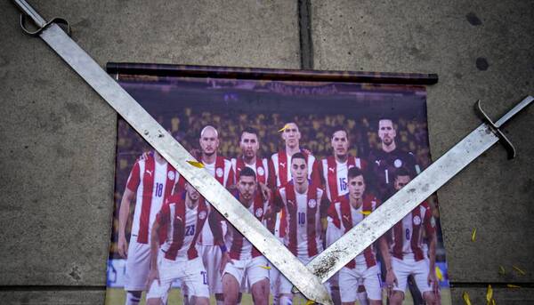 Crónica / Perucas hacen "macumba" para tumbar a la Albirroja