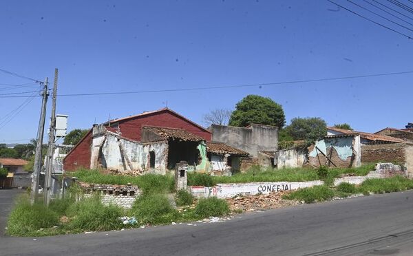 Barrio Obrero: vecina ruega demolición de casa abandonada a la Municipalidad de Asunción - Nacionales - ABC Color